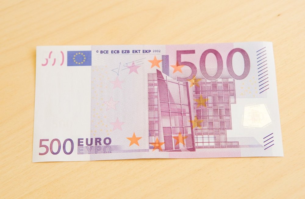 500 евро купюра принимают. 500 Евро. Банкнота 500 евро. Как выглядит 500 евро. 500 Евро настоящие.