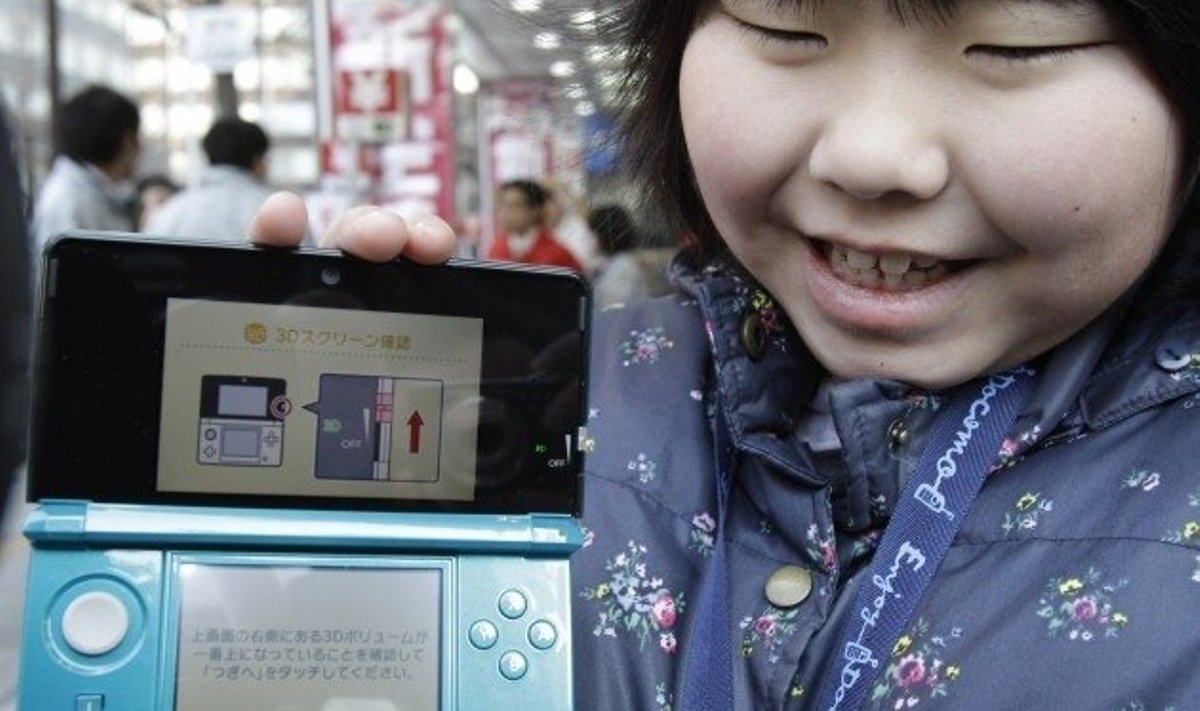 Nintendo 3DS rõõmsa omaniku embuses. Foto Koji Sasahara, AP