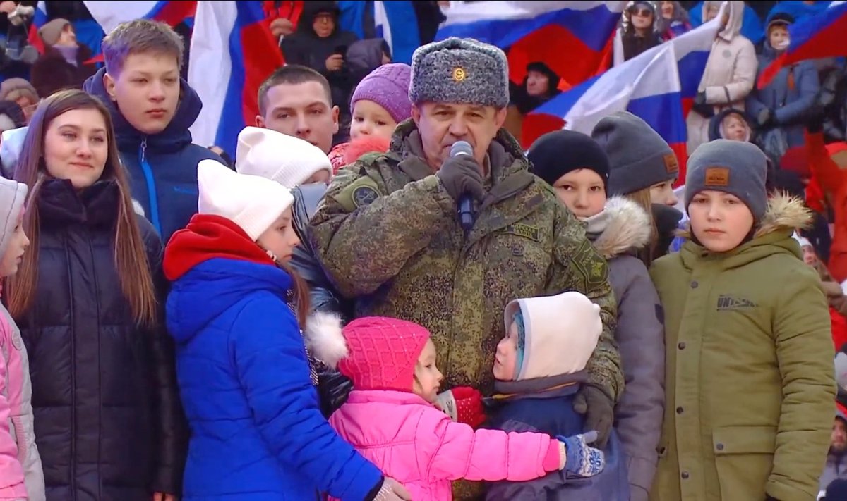 „Tänulikud“ lapsed kogunesid sõduri ümber, keda esitleti Juri Gagarinina.