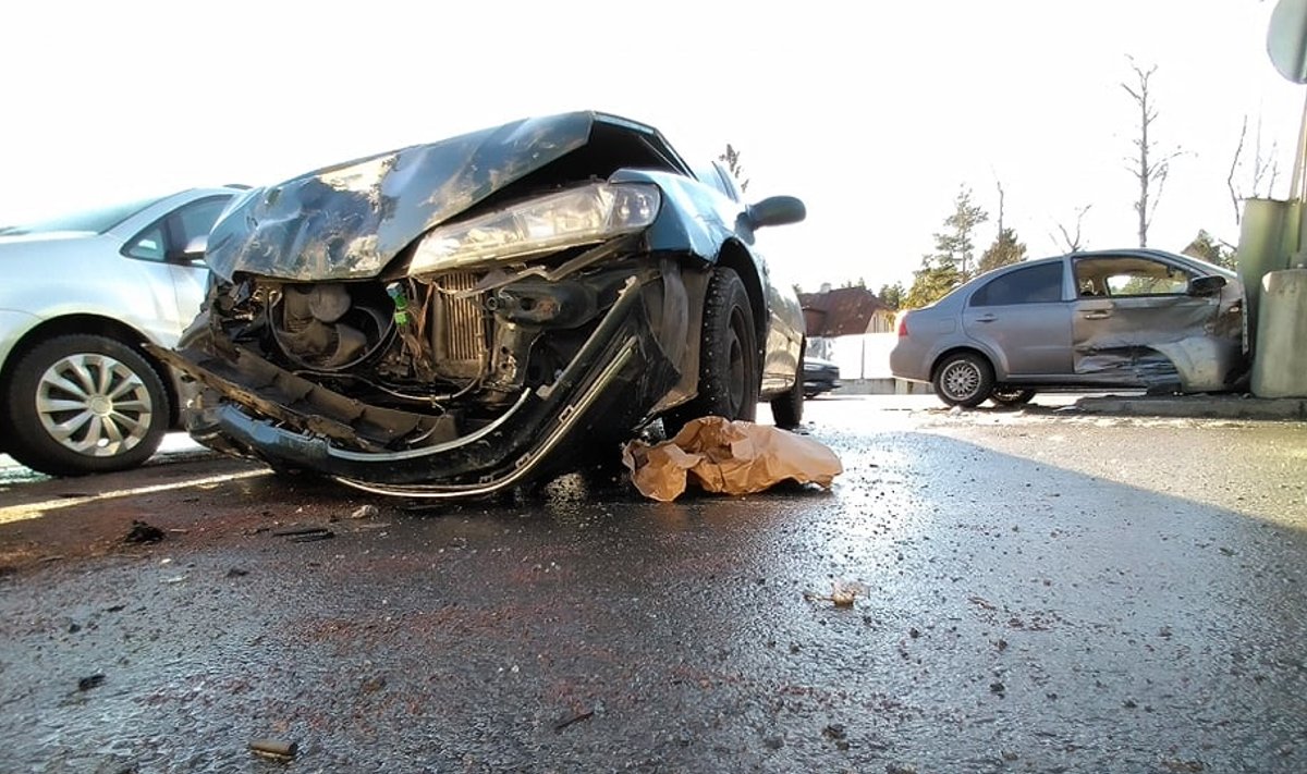 Kahe auto kokkupõrge Tallinnas Tartu maanteel