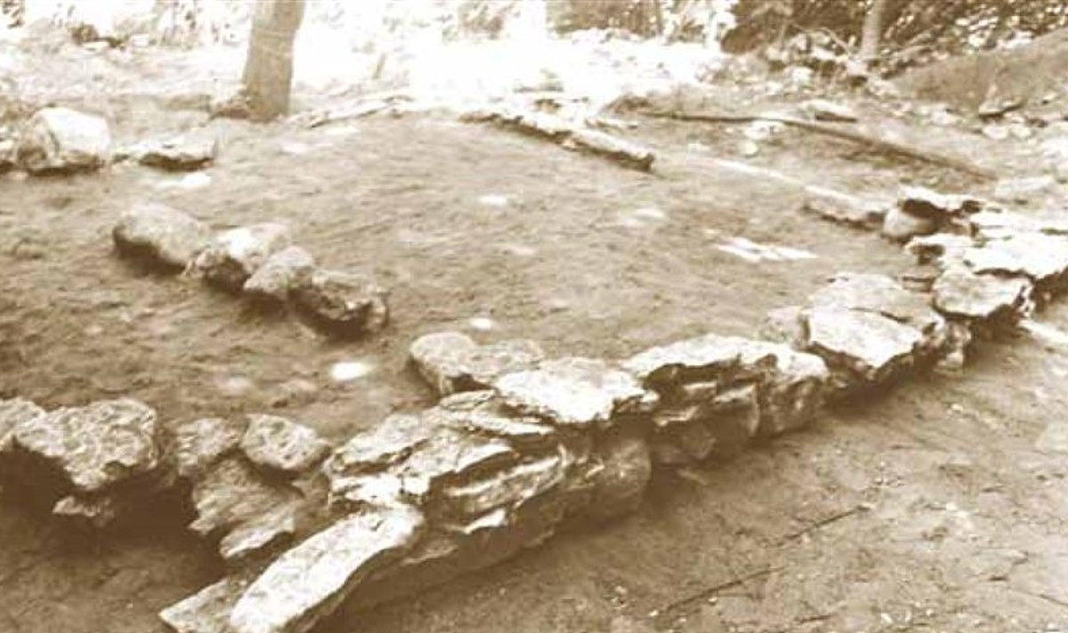 Viimsi II kalme 1990. aasta suvel, kui teostati arheoloogilisi töid. Kalme müürid on näha tänapäevalgi. 