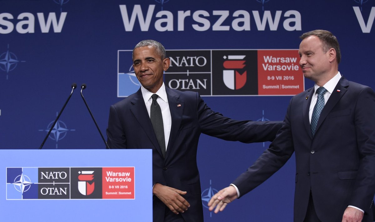 USA presidendi Barack Obama ja NATO tippkohtumist võõrustava Poola presidendi Andrzej Duda (paremal) pressikonverentsil teatas Obama, et peale kokkulepitud nelja tuhandepealise NATO pataljoni hakkab järgmise aasta algusest Euroopas roteeruma ka USA soomustatud brigaad, mille peakorter tuleb Poolasse. Brigaadi suurus on 3000-6000 meest.