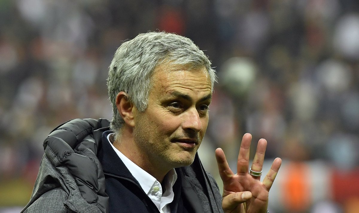 Jose Mourinho näitab mitu eurokarikat ta on võitnud