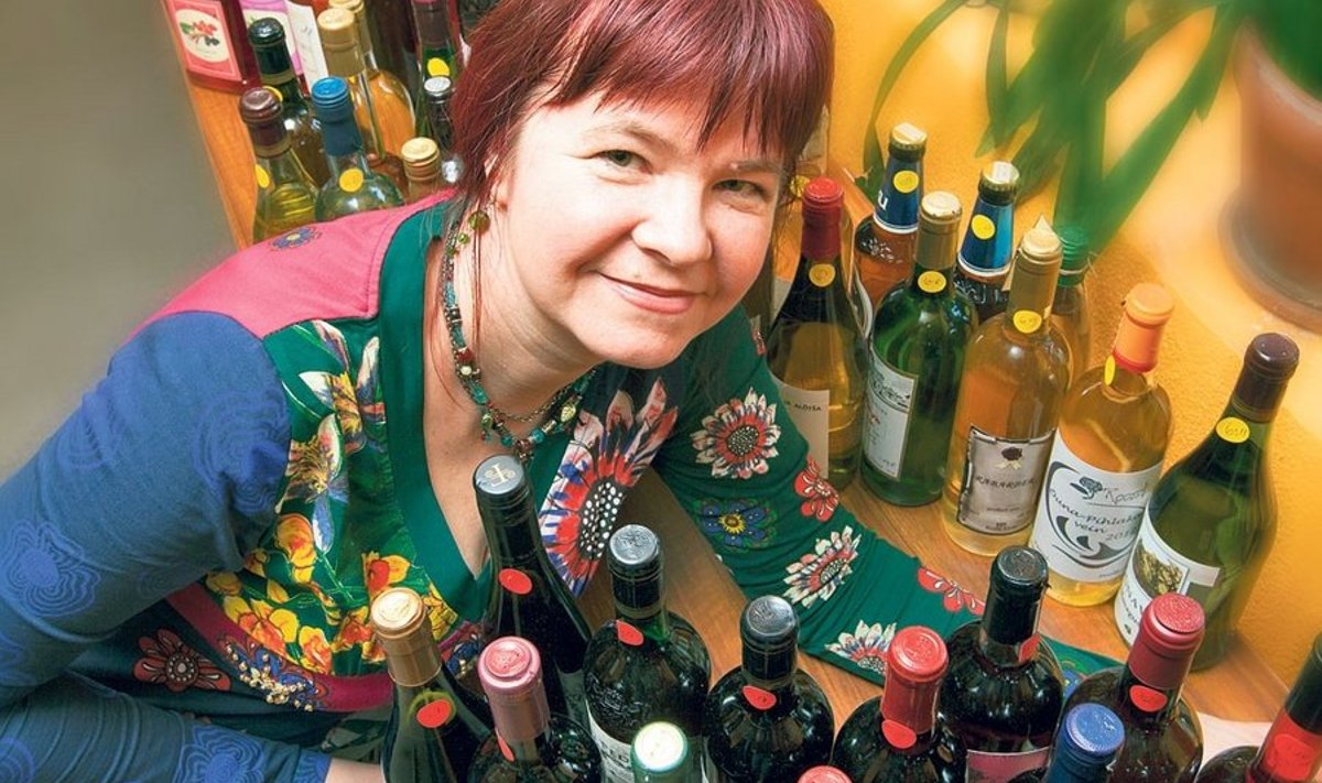 Veinivilla perenaine Tiina Kuuler koos konkursiveinidega, mida seni on hinnatud vaid pudelite põhjal.