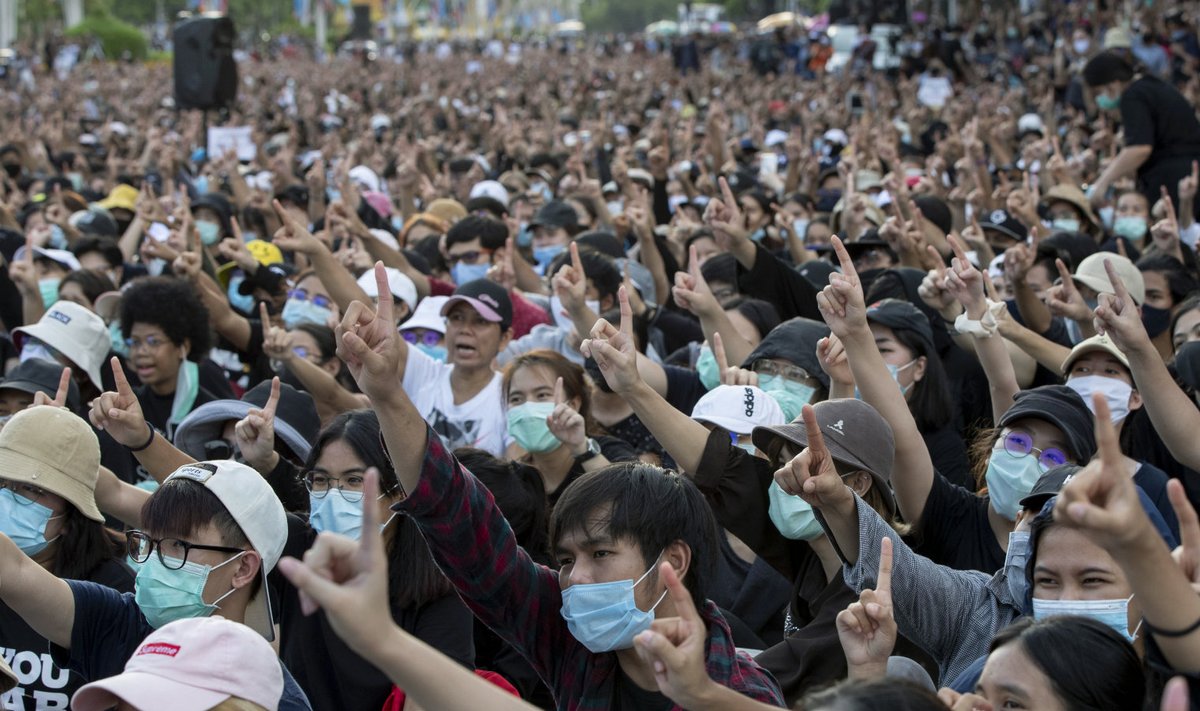 Bangkokis kogunes eile sõjaväelist diktatuuri trotsima tuhandeid inimesi