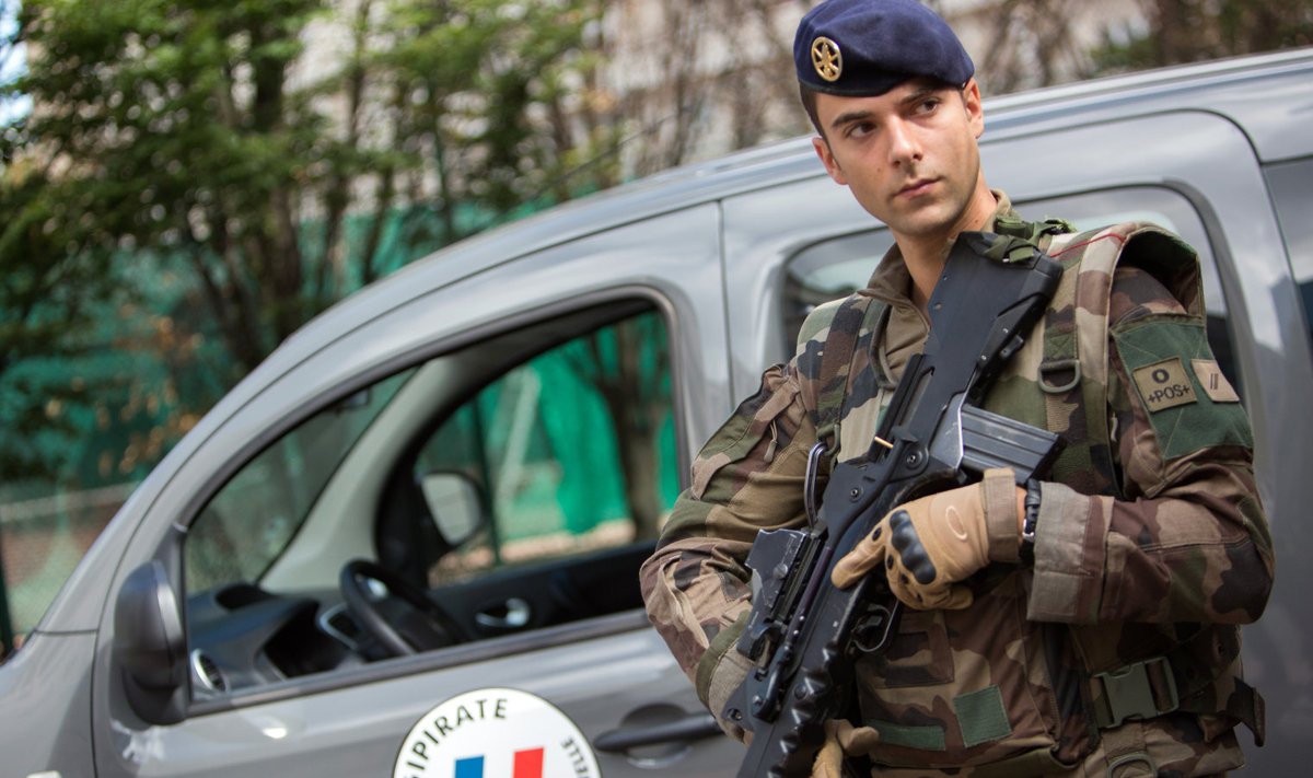 Automaatrelvaga Prantsuse politseinik pärast rünnakut