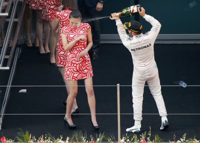 Lewis Hamilton poodiumitüdrukut šampusega pritsimas 2015. aasta Hiina GP-l.