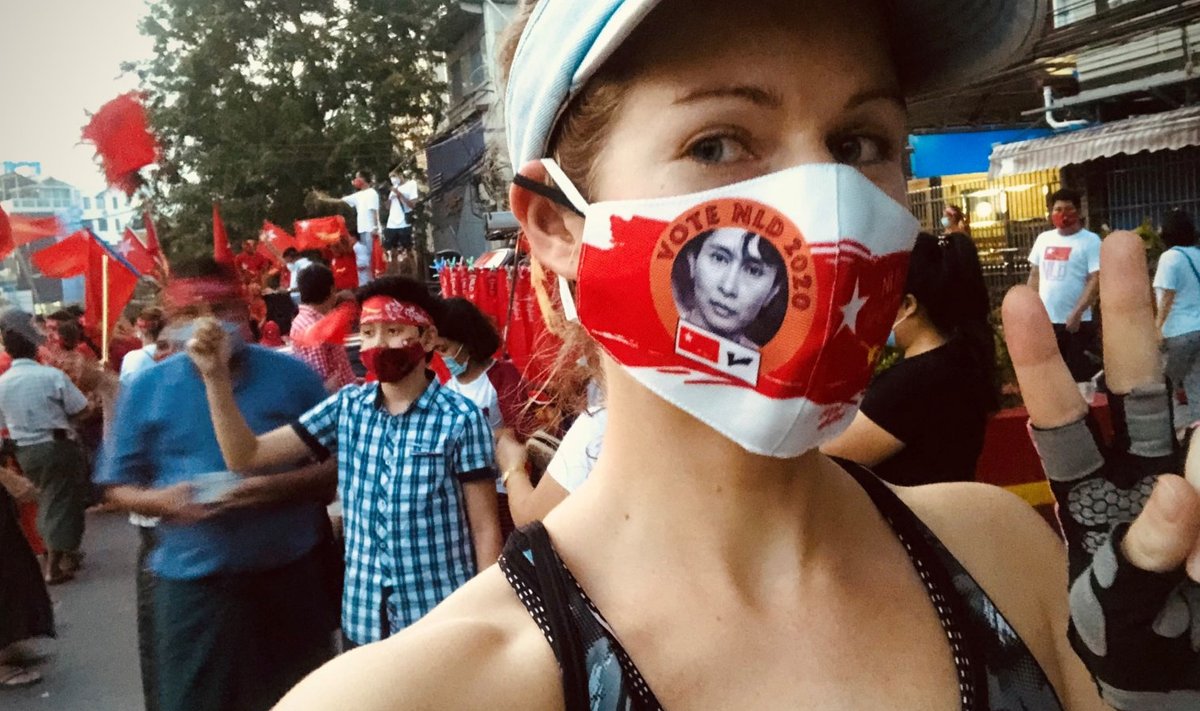 Kõige eksootilisem maskipilt, saatjakas Helene Toivanen Myanmarist. Ta kirjutas: "Detsembri alguses toimunud kohalike valimiste ajal levisid eriti populaarsetena valimised võitnud partei National League for Democracy (NLD) ja partei juhtfiguuri Aung San Suu Kyi näopildiga maskid. Tänavad vallutanud spontaansel valimispeol, mille keskele ma kogemata õhtul sportides sattusin, pisteti mulle ka mask kätte ja tegin endast selle päeva meenutuseks loomulikult ühe selfie. Kohalikud olid mind selle maskiga nähes vaimustuses, nii et poseerisin veel päris mitme pildi jaoks!" 