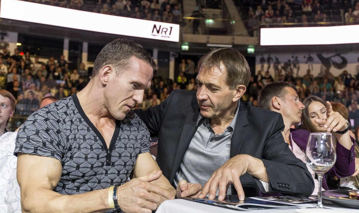 Ott Kiivikas ja Urmas Sõõrumaa eile Number One Fight Show'l Tondiraba jäähallis.