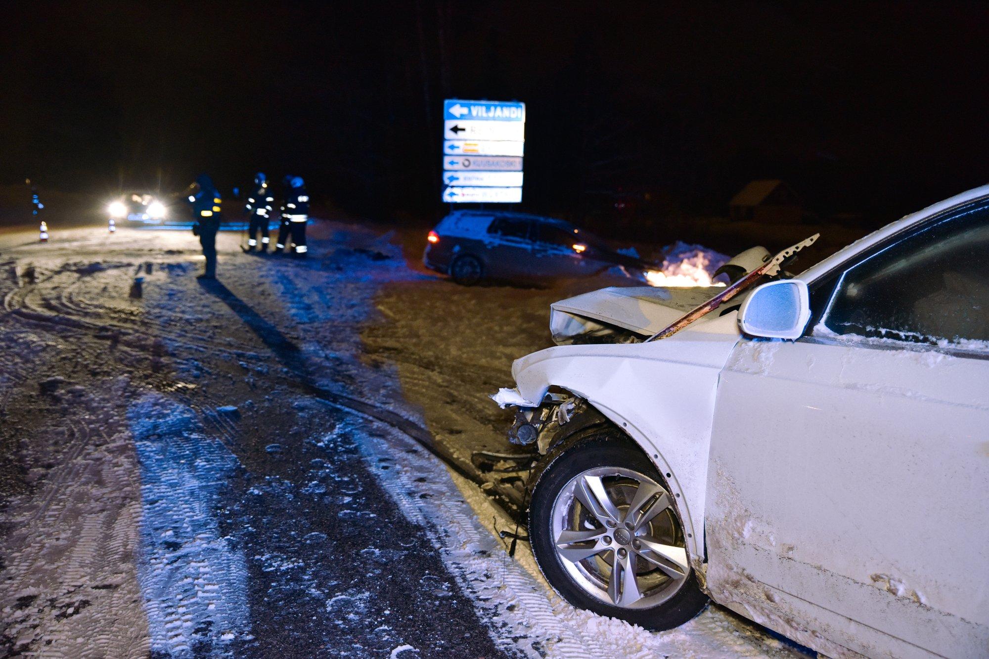 ФОТО | На скользкой дороге столкнулись два автомобиля, серьезно пострадала  женщина-водитель - Delfi RUS