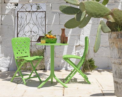 Roheline laud ja tool NARDI õuemööblisarjast, laud SPRITZ ja tool ZAC. TREIMANN Mööbel & Disain
