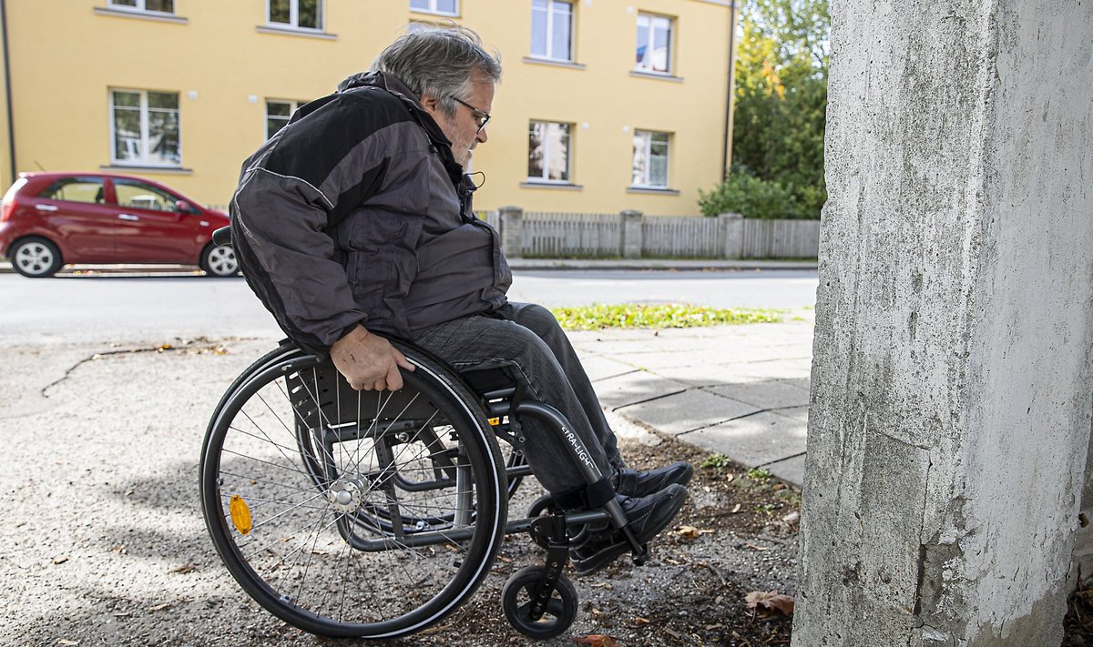Haapsallane Indrek Huul väldib ratastooliga liigeldes teadlikult keerulisemaid teekondi.