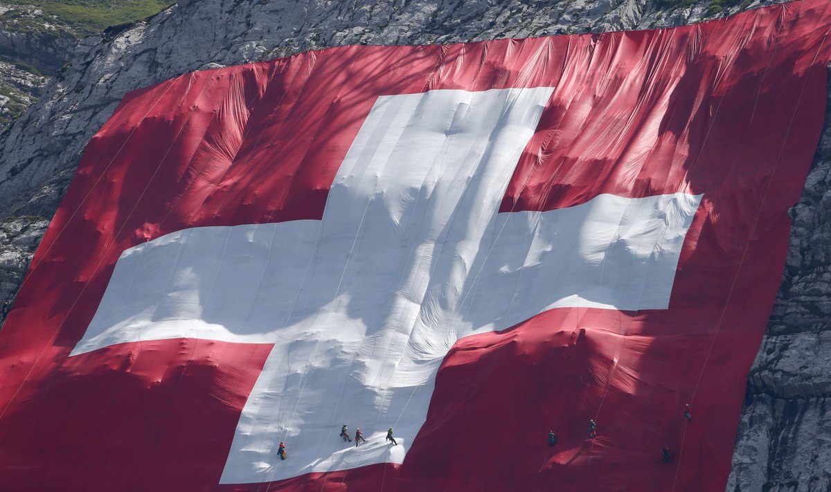 Hiiglasliku Šveitsi lipu paigaldamine Saentise mäele.