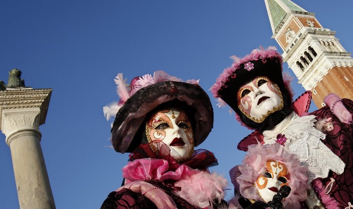 Masked revellers pose in Saint Mark's Square during the Venetian Carnival in Venice February 7, 2010. REUTERS/Max Rossi (ITALY - Tags: FASHION SOCIETY TRAVEL IMAGES OF THE DAY)