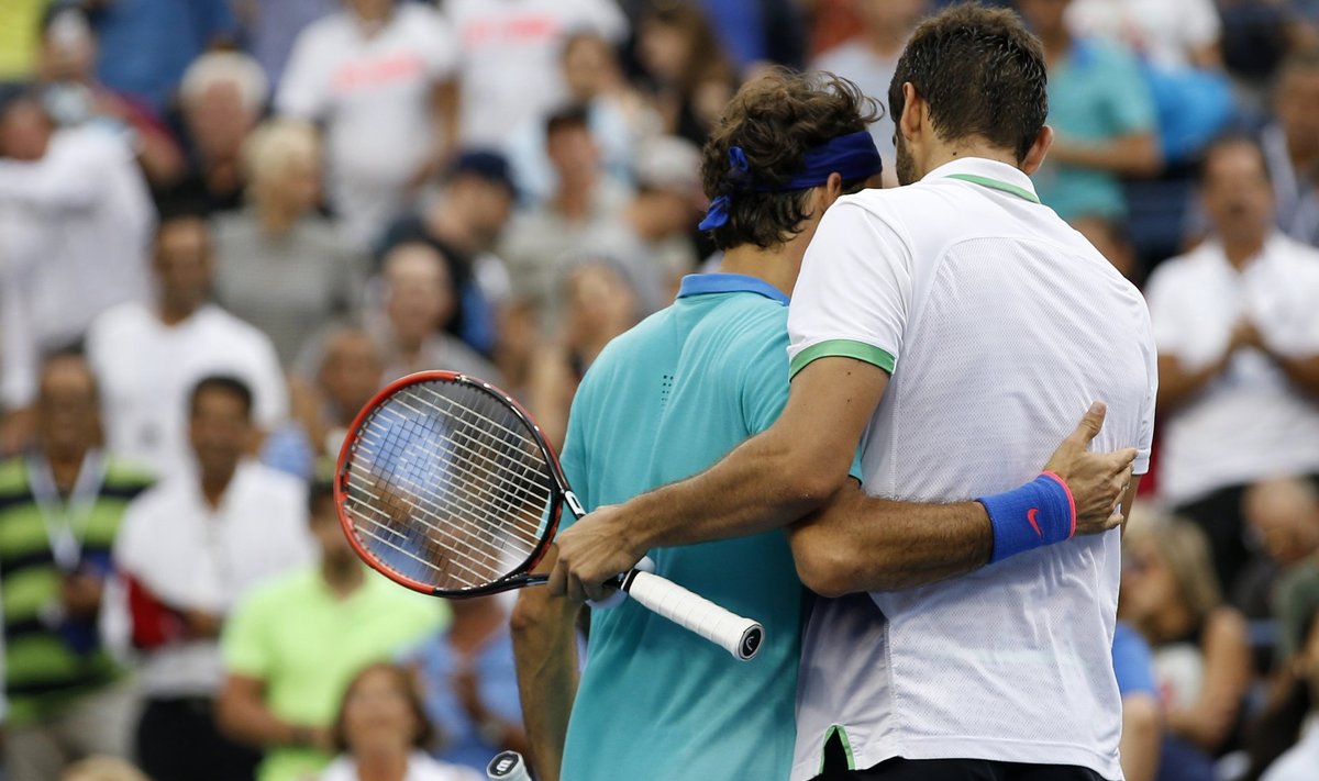 Cilic of Croatia and Federer of Switzerland embrace after Cilic won their semi-final match at the 2014 U.S. Open tennis tournament in New York