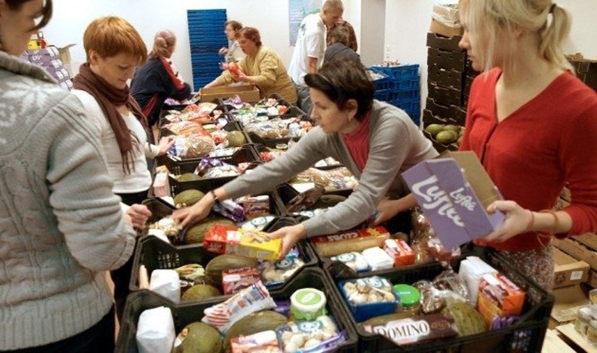 Vabatahtlikud eelmisel neljapäeval Tallinnas Randla tänaval asuvas toidupanga laoruumis toiduabi pakkimas.