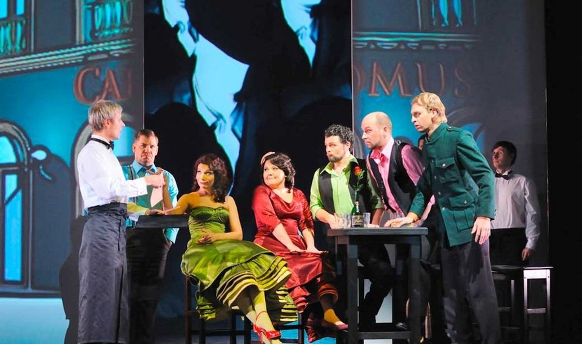 Hea kõrtsistseen: Keskel ooperi naispeategelased (vasakult) Musetta (Helen Lokuta) ja Mimi (Heli Veskus).  (Harri Rospu)