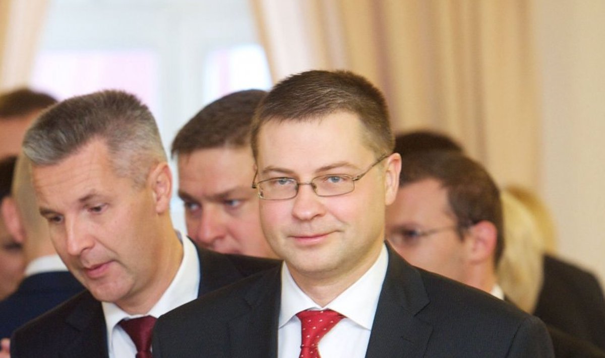 Valdis Dombrovskis (paremal) astus peaministri kohalt tagasi ja praeguse kaitseministri Artis Pabriksi (vasakul) kandidatuur peaministri kohale on kaks korda tagasi lükatud. 