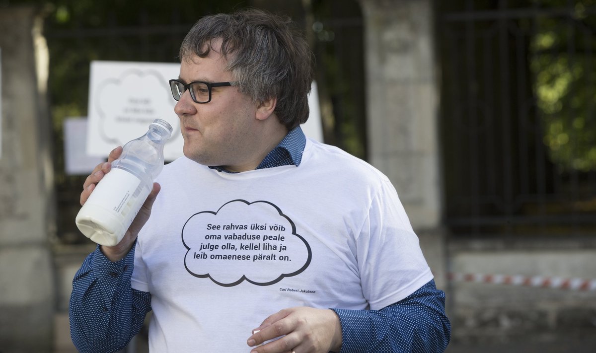 Roomet Sõrmus madala piima kokkuostuhinna vastasel protestimiitingul Riigikogu ees 2016. aastal.