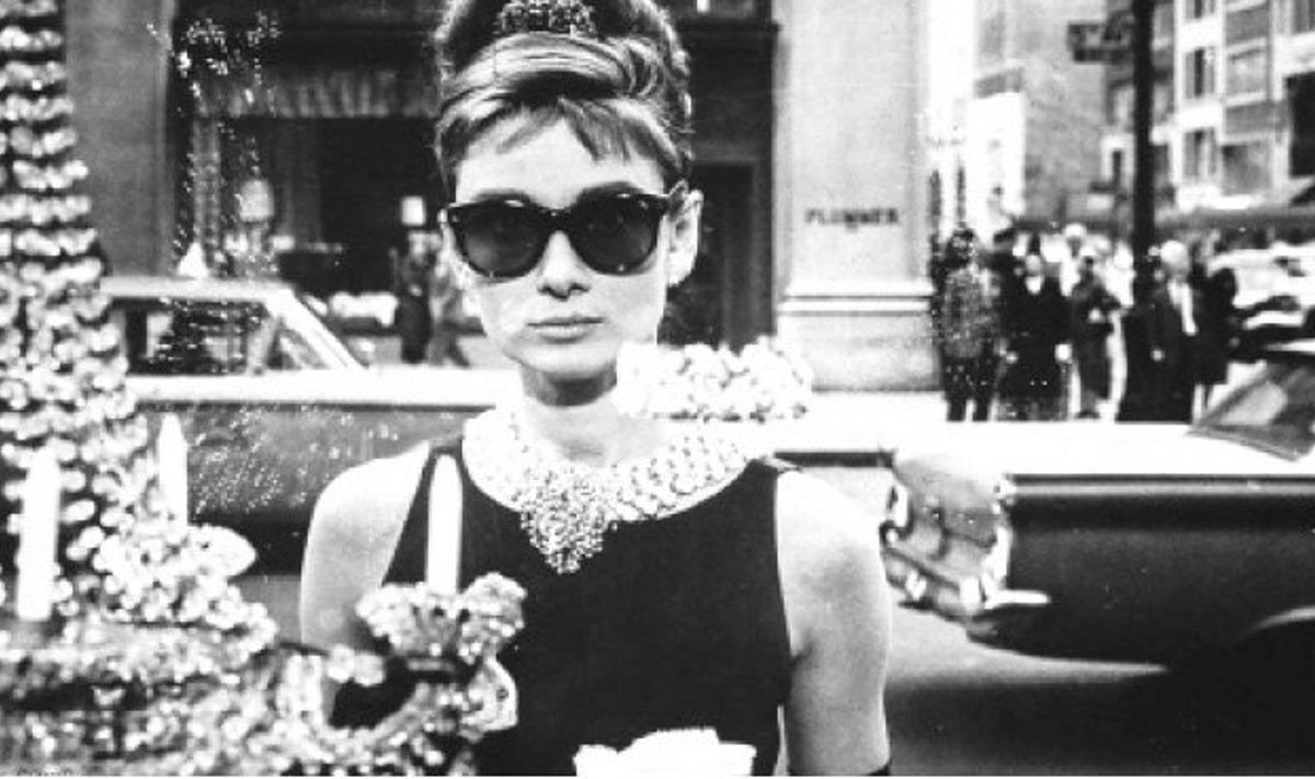Filmiajaloo kullafondist: Audrey Hepburn suurte mustade päikeseprillidega.