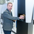 ВИДЕО: Эстонская фирма Cleveron ведет борьбу с китайцами, которые нагло скопировали их посылочный автомат