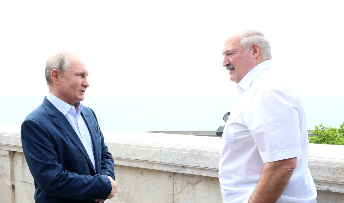 Александр Лукашенко (справа) и Владимир Путин