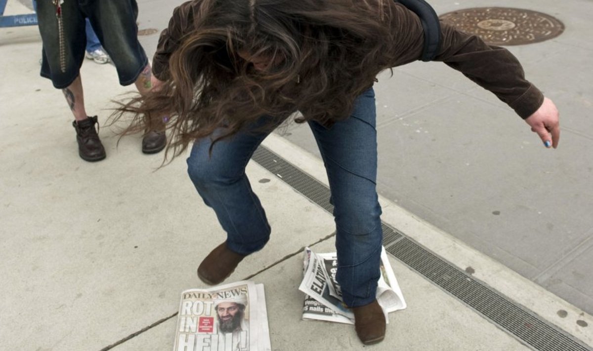 Naine juubeldab Osama bin Ladeni surmauudisest kuuldes, trampides bin Ladeni fotoga ajalehel Maailma kaubanduskeskuse lähedasel tänaval.