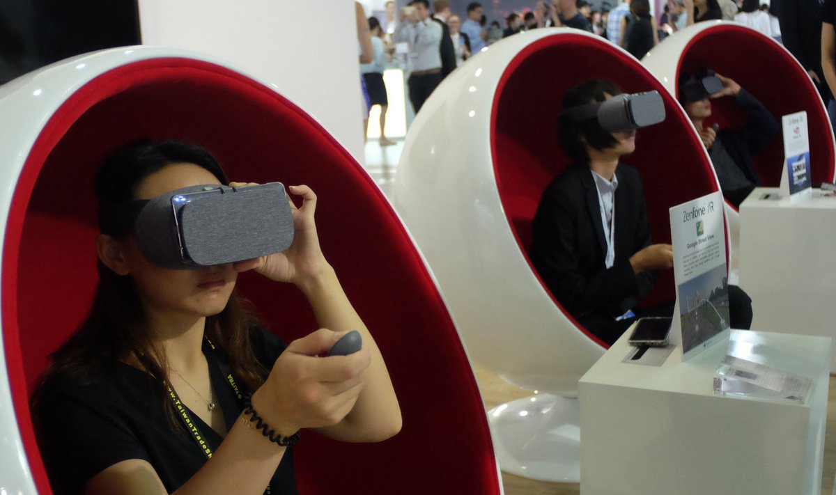 Tehnoloogiahuvilised Computexil VR-seadmeid proovimas