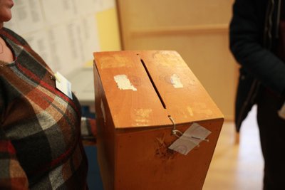 Tagatoast leiavad valimiskomisjoni töötajad kasti, millega kunagi koduste valijate hääli koguti.