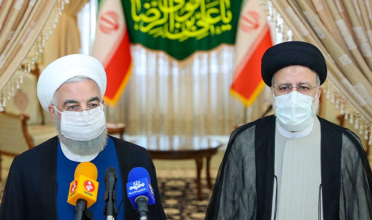 Iraani senine riigipea Hassan Rouhani (vasakul) ja uueks presidendiks valitud Ebrahim Raisi täna Teheranis pressikonverentsil.