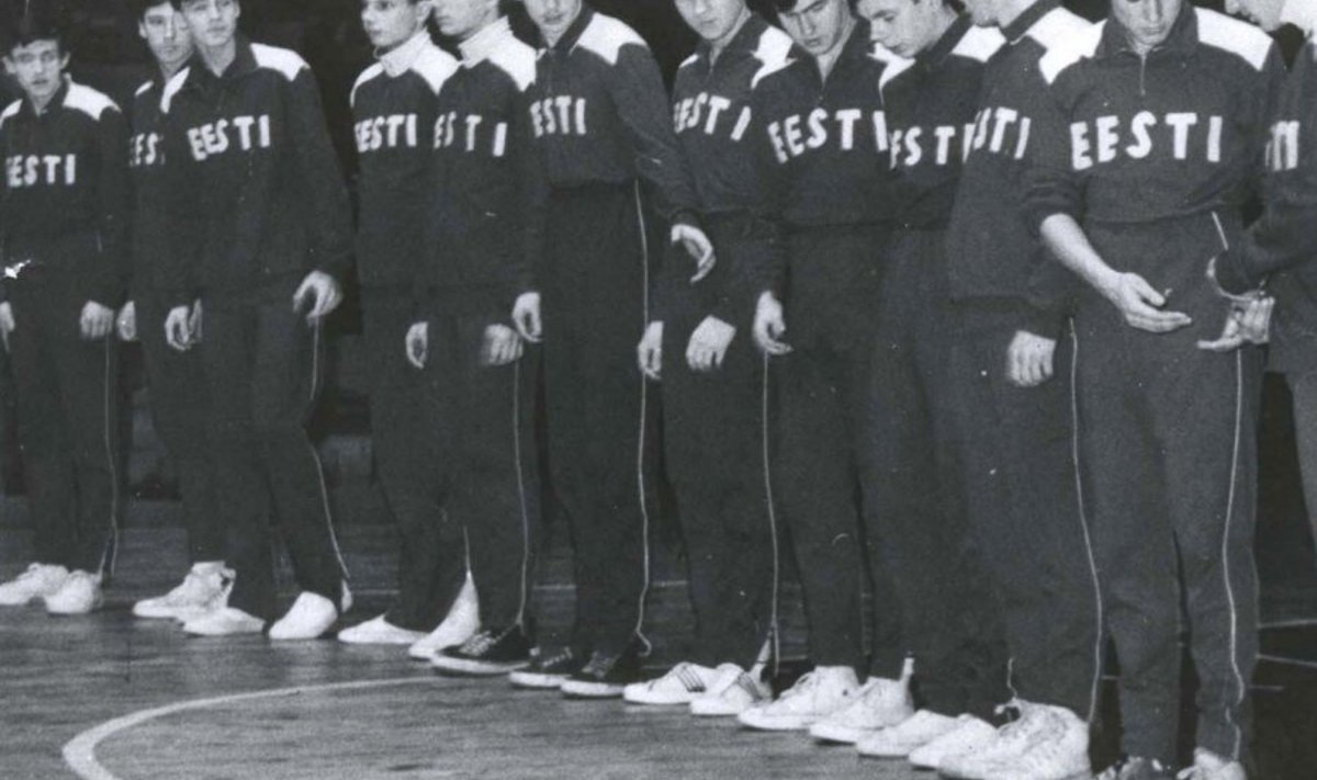Jaan Olari (paremalt teine ) koos teiste kunagiste nimekate korvpalluritega, kelle treeneriks oli ka Ilmar Kullam (Foto: Jaan Olari arhiiv)