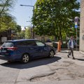 „Auto koht on sõiduteel.“ Tallinn võtab kasutusele uued meetmed kõnniteedel parkimise tõkestamiseks