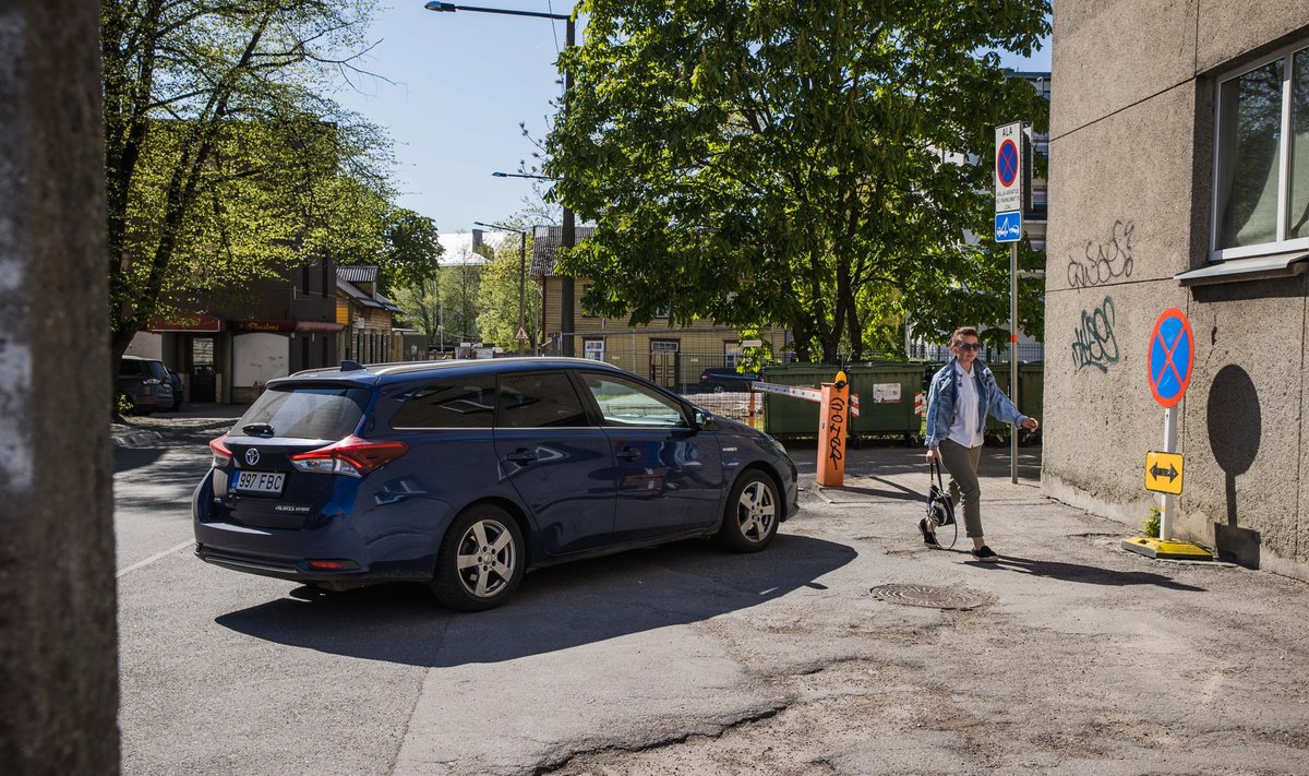 Pealinna kõnniteedel parkimine. 