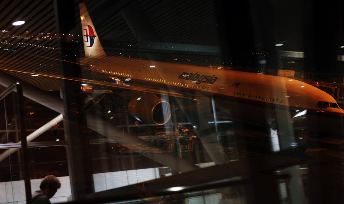 Malaysia Airlines Boeing 777-200ER, lend MH318, mis vahetas välja MH370, ootab Kuala Lumpuri lennujaamas väravas. Kuala Lumpur - Beijing lennuliin jäeti käiku, kuid lennu number vahetati kadunud lennukis olnud inimestele austusavaldusena välja.