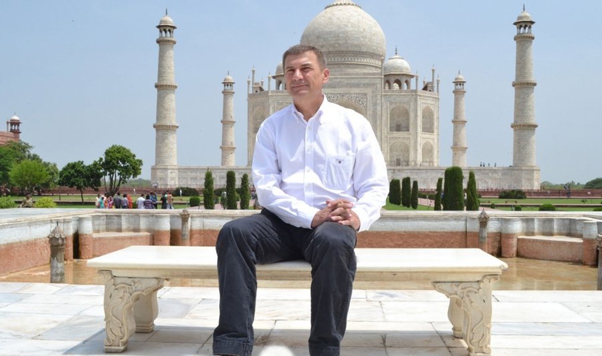 Foto on illustreeriv, sest tegelikult on see jäädvustatud 16. juulil, mil peaminister jäi välisajakirjanike kaamera ette Taj Mahali juures, olles visiidil Indias ja seejärel Afganistanis