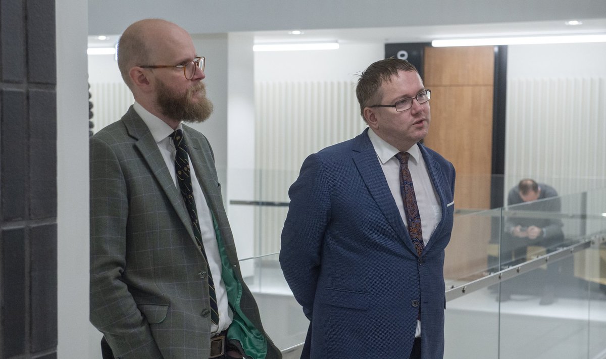 VIIMANE PÄEV? Advokaadid Paul Keres ja Toomas Pikamäe täna hommikul Harju maakohtus. Pikamäe väitel on tema klientide jaoks Tallinna Sadama kriminaalasi aegunud.