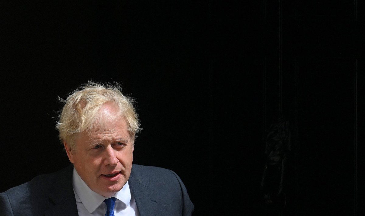 Uue valetamisskandaali tõttu kaks võtmeeriti olulist ministrit kaotanud Boris Johnson lubab valitsemist jätkata.