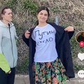 VIDEO | „Putin on m*nn.“ Narva kooli noor õpetaja pidi töökohalt lahkuma, sest kandis sõjavastase tekstiga särki