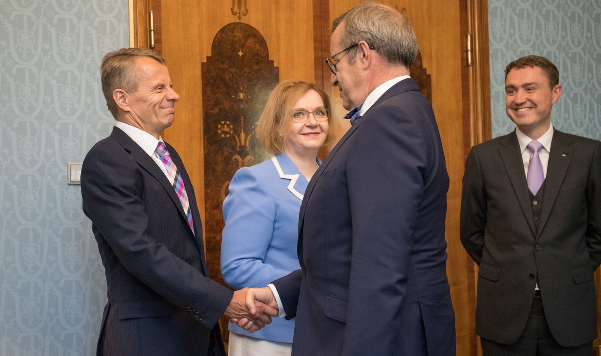 Vastne välisminister Jürgen Ligi ning uus haridus- ja teadusminister Maris Lauri kinnitati eile president Toomas Hendrik Ilvese juures ametlikult ametisse.
