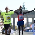FOTO/VIDEO: Berliini maratonil jooksis maailmarekordimehega samal ajal üle finišijoone prostitutsiooni propageerinud mees