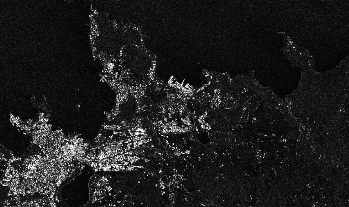 Sentinel-1 radari töödeldud pildi Tallinnast ja Viimsi poolsaarest. Pildi iga hele täpp kujutab ühte hoonet või midagi, mis näeb radari jaoks hoonega väga sarnane välja. (Foto: Euroopa Kosmoseagentuur, Sentinel-1 2014. Andmetöötlus: Tartu Observatooriumi radarseire töörühm.)