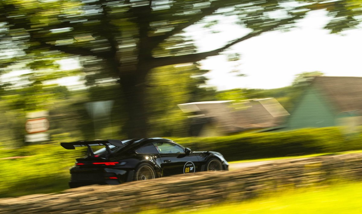 Kahekordne autoralli maailmameister Kalle Rovanperä sõitmas Porsche 911 GT3RS’iga Drivestonial, millel osales 56 ekipaaži Eestist, Soomest ja Itaaliast.