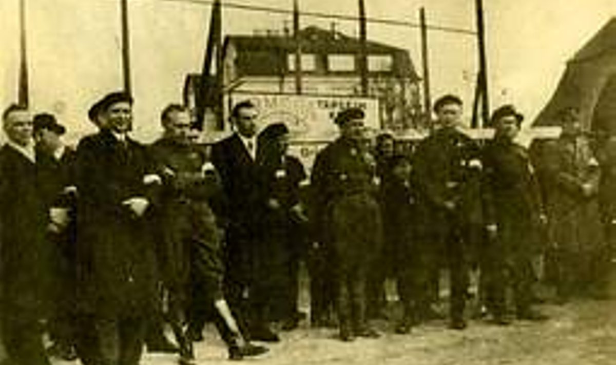 MEHED MUSTAS: Vabadussõjalased Kalevi spordiväljakul 1933. aasta 25. mai rahvakogunemisel, milles vapside kinnituse kohaselt osales 10 000 inimest. Grupi keskel seisab (käed selja taga) Vabadussõja üks juhte kindralmajor Andres Larka. repro