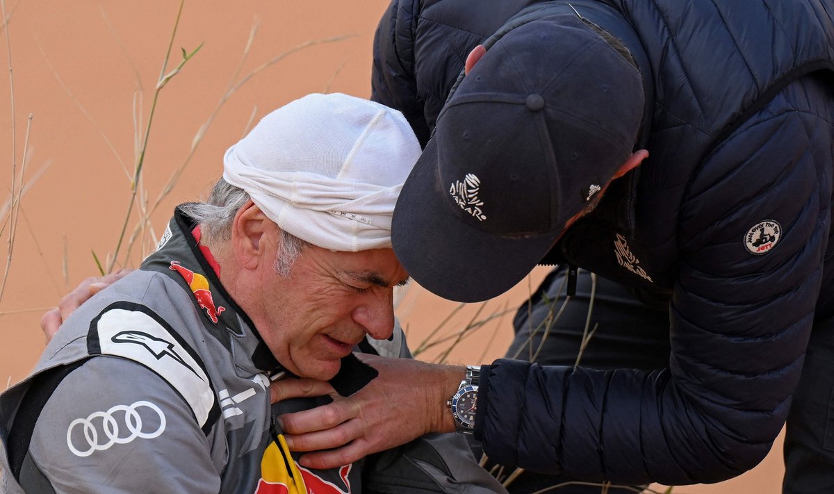 Carlos Sainz saab Dakari rallil arstiabi.