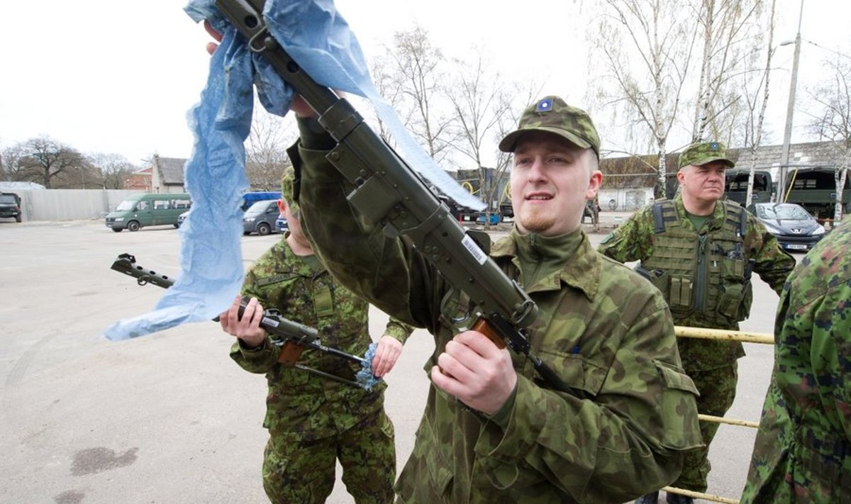 Täna hommikul said Tallinnas oma varustuse ja relvad kätte teavituskeskusereservväelased, kelle ülesandeks saab Kevadtormi kajastamine nii sõnas kuipildis. Ajakirjandusliku taustaga kordusõppusele kutsutud said esimesedõppetunnid ja liikusid edasi Tapale, kus alates homsest alustatakse Kirdekaitseringkonna koosseisus igapäevase teavitustööga.Kaitseväe suurim õppus Kevadtorm 2012 toimub tänavu Lääne- ja Ida-Virumaalning kestab 3. - 19. maini. Kümnendat korda toimuval Kevadtormil osalebtänavu kokku üle 4000 reservväelast, ajateenijat, kaitseliitlast jakaitseväelast.