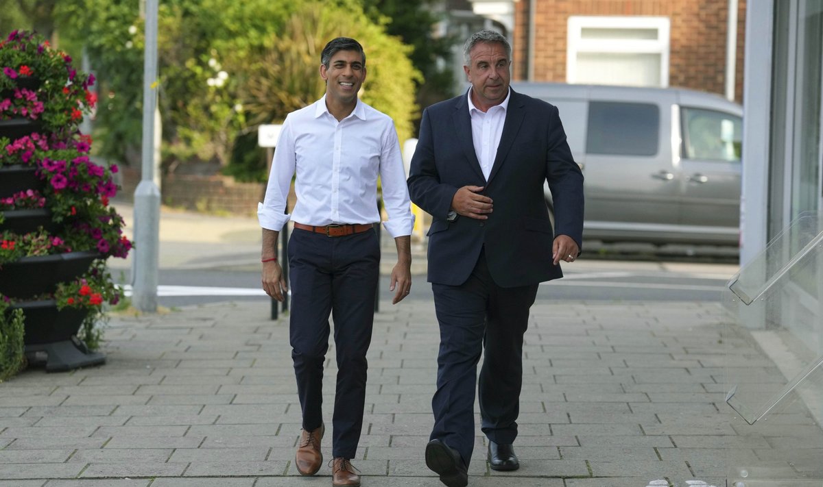 Peaminister Rishi Sunak ja äsjavalitu Steve Tuckwell