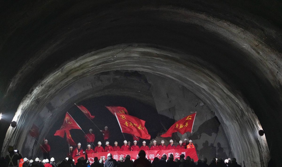 Pekingi-Zhangjiakou kiirraudtee jaoks ehitatud tunneli avamispidustused.