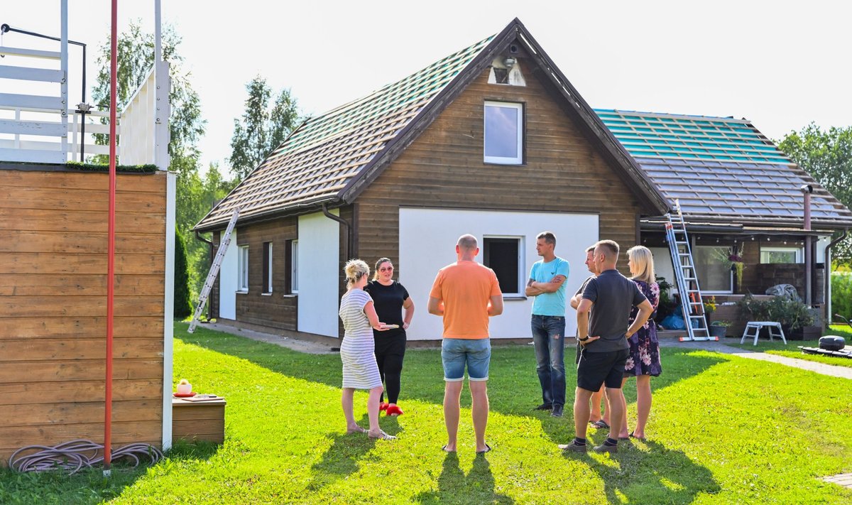 Peetrimõisa elanikud arutavad tuletõrjevee küsimust maja ees, mis kaks nädalat tagasi välgutabamusest põles ning mille kustutamisega päästjad kurja vaeva nägid.