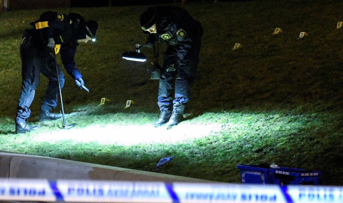 Uurijad Malmös Rosengårdis, kus eelmisel neljapäeval tapeti 16-aastane nooruk.