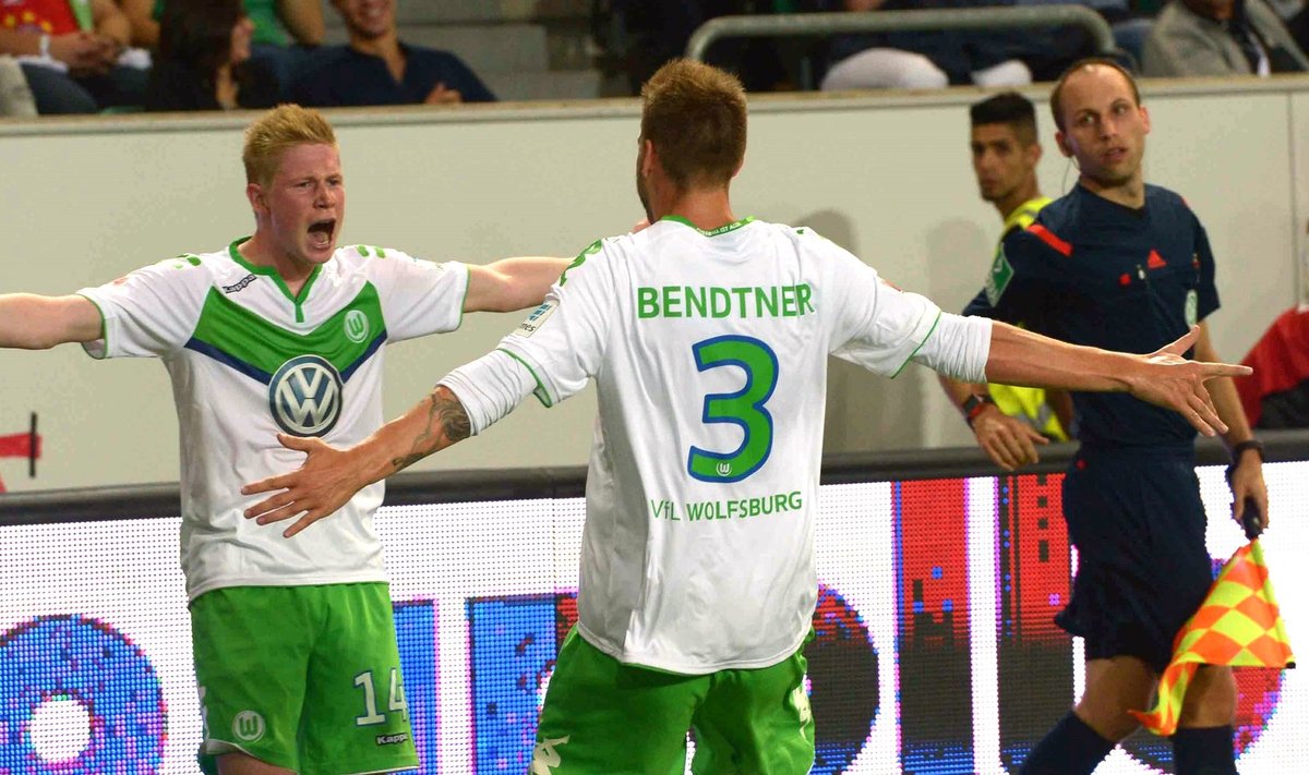 Nicklas Bendtner ja Kevin de Bruyne Wolfsburgi väravat tähistamas.